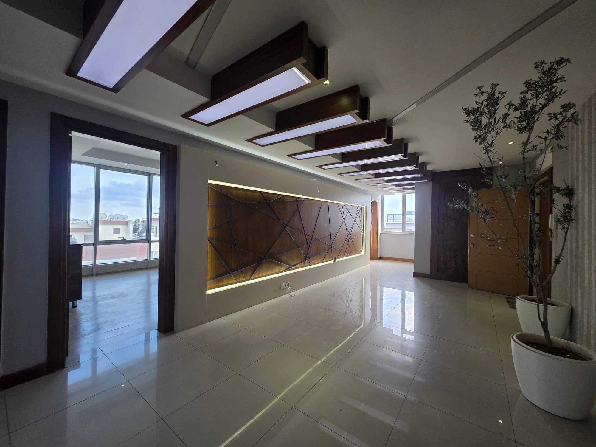 Kapalı Otoparklı Mirador İş Merkezinde Çok Merkezi Konumda Ofis Katı ilan görseli