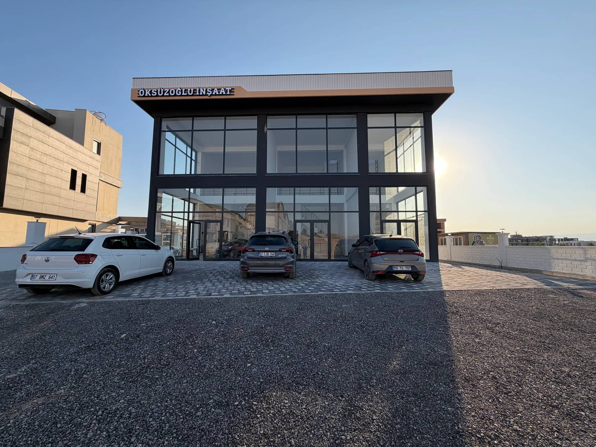 ANA CADDE ÜZERİ YAN YANA 3 DÜKKAN KURUMSALA KİRALIK