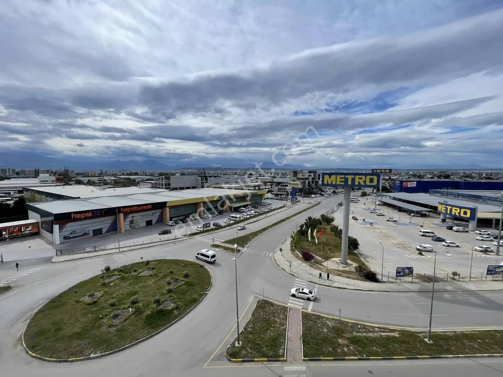 Altınova'da Prestijli Plazada Ofis Katı - Merkezi Lokasyon ilan görseli
