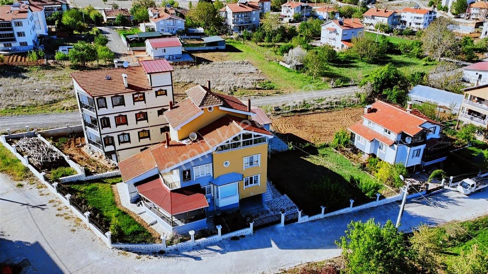 Banaz'da Emsalsiz Bahçeli 5+1 Forleks Satılık Masrafsız Villa ilan görseli