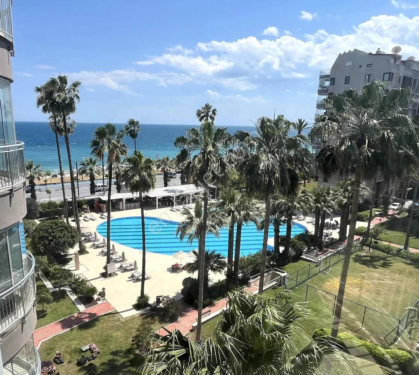 Gülay Tuncay'dan Lal Sitesinde Deniz Manzaralı Satılık Daire