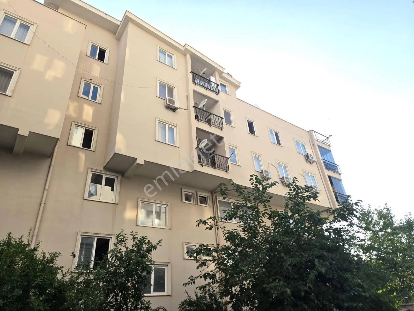 Habiplerde Arakat Asansörlü Geniş 1+1 Daire ilan görseli