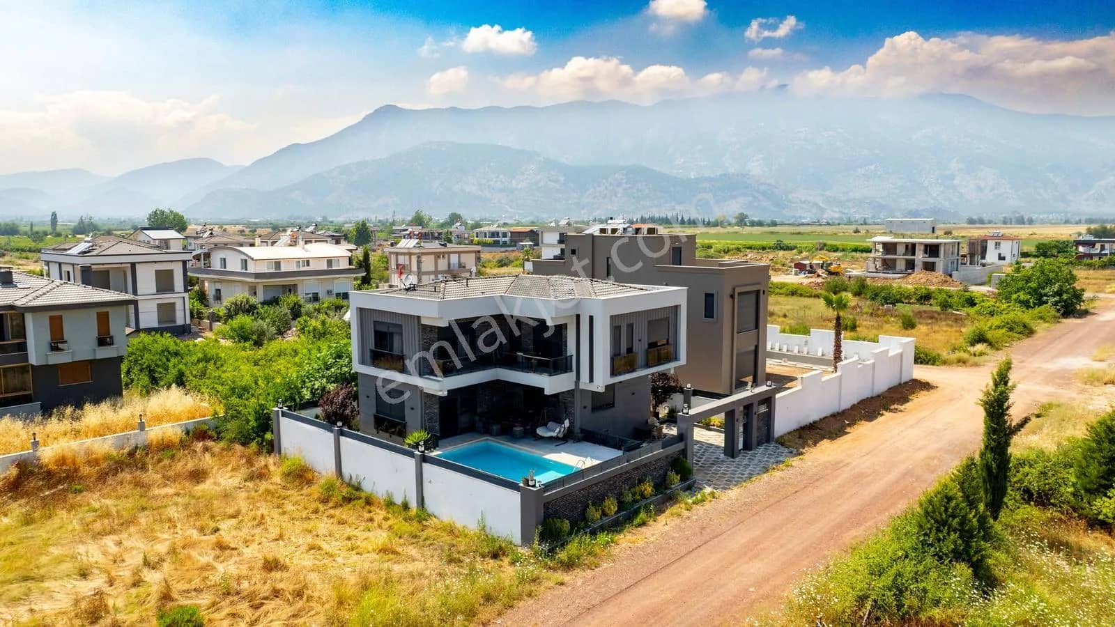Döşemealtı'nda Yüzme Havuzlu Emsalsiz 4+1 Villa ilan görseli