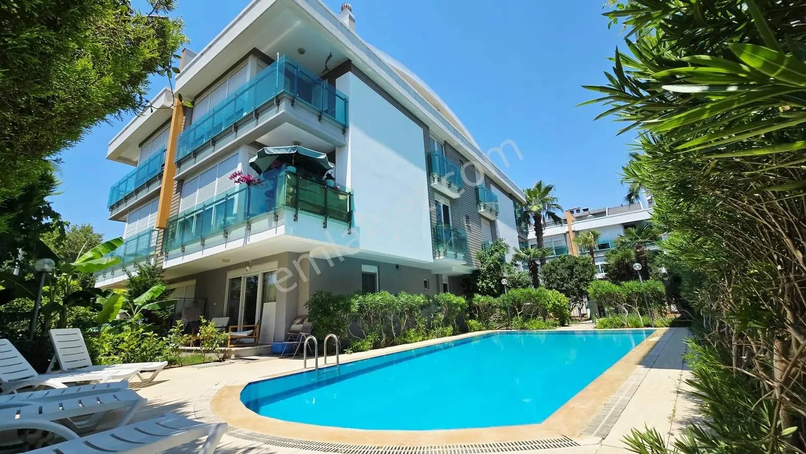 Güzelobada'havuzlu,kapalı Otoparklı,bahçeli,1+1 Eşyalı Daire