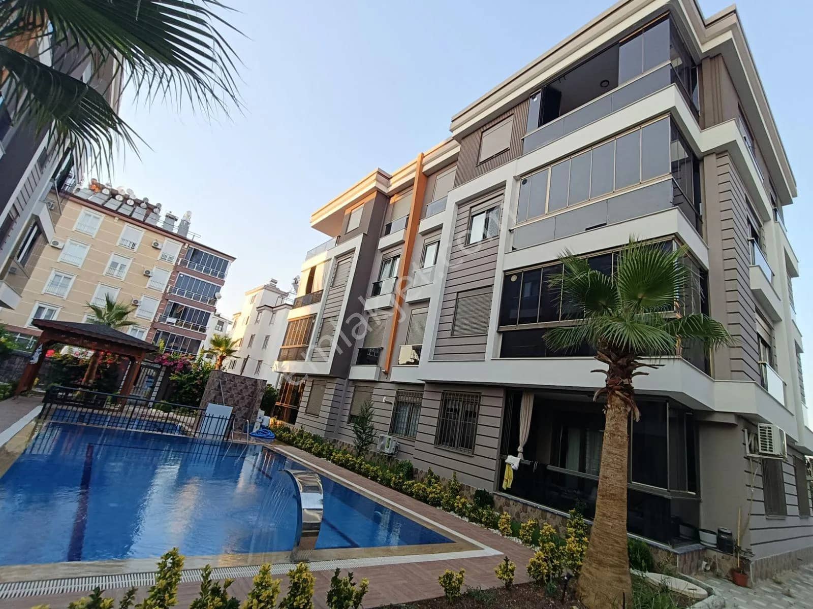 Varsak Aydoğmuş Mh'de Site İçi/havuz Cepheli 2+1 Satılık Daire.