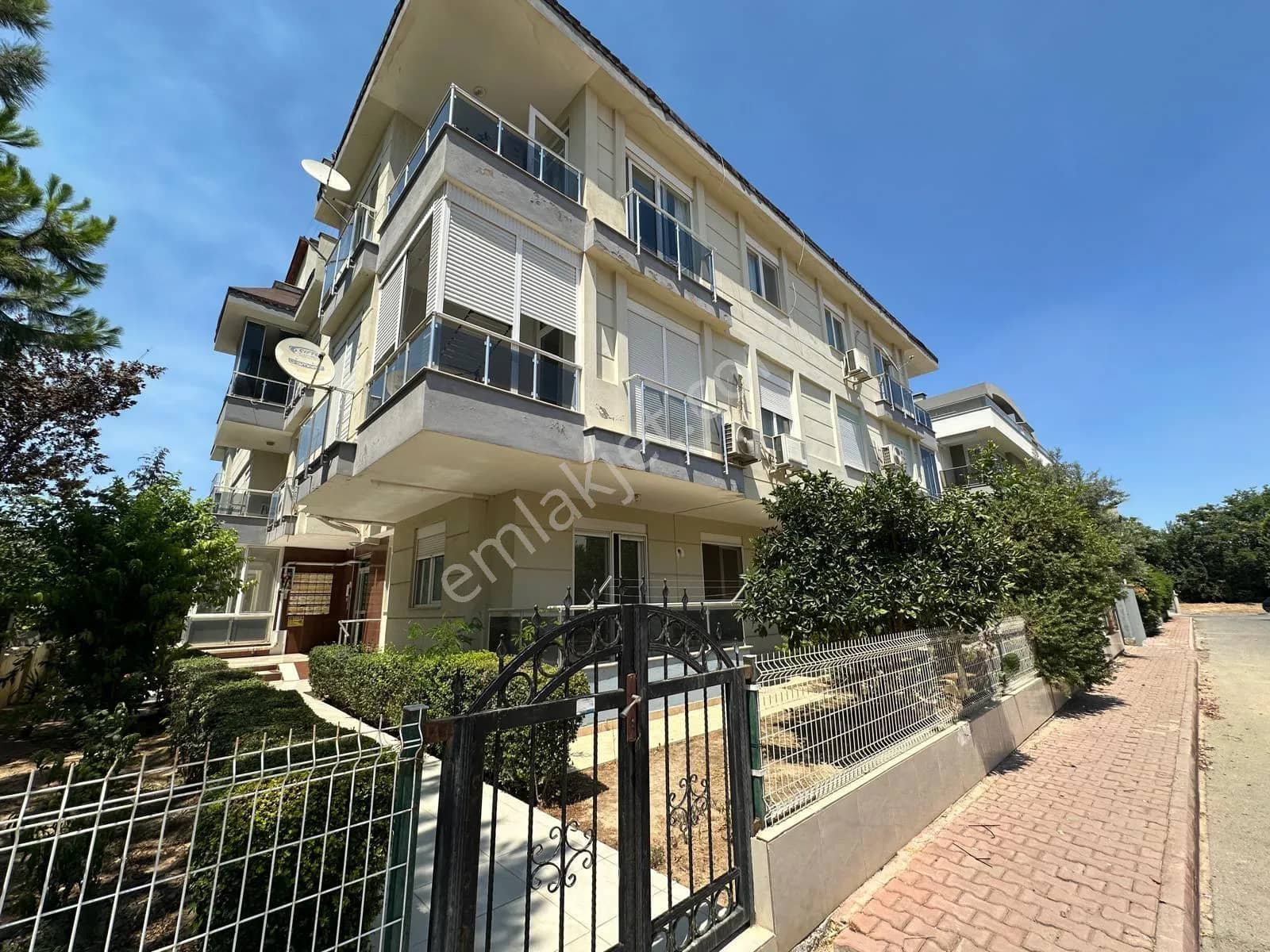 Güzeloba Merkezde Giriş Kat 1+1 Eşyasız Kiralık Daire