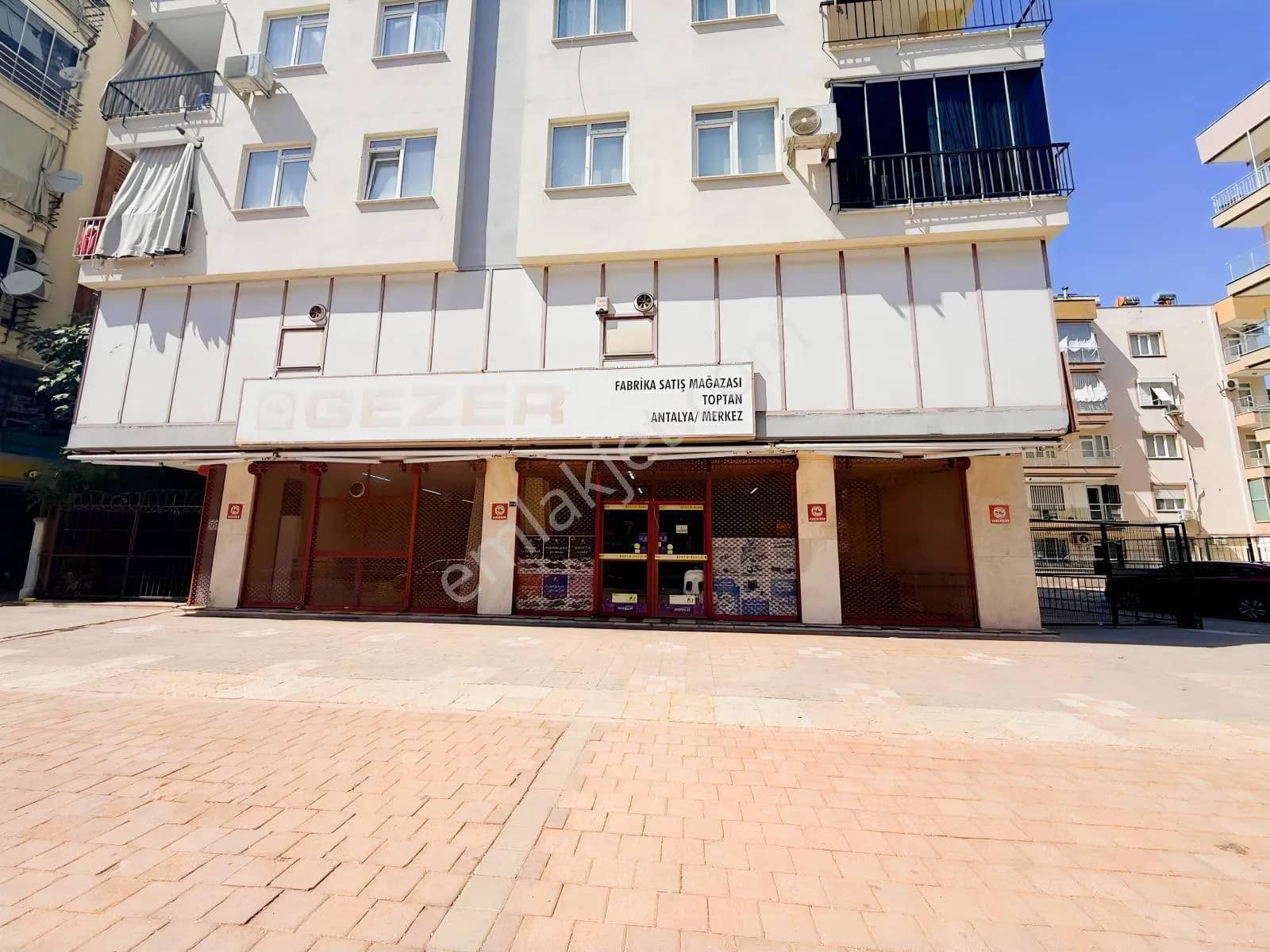 Köroğlu Caddesinde 535 M2 Kiralık Dükkan