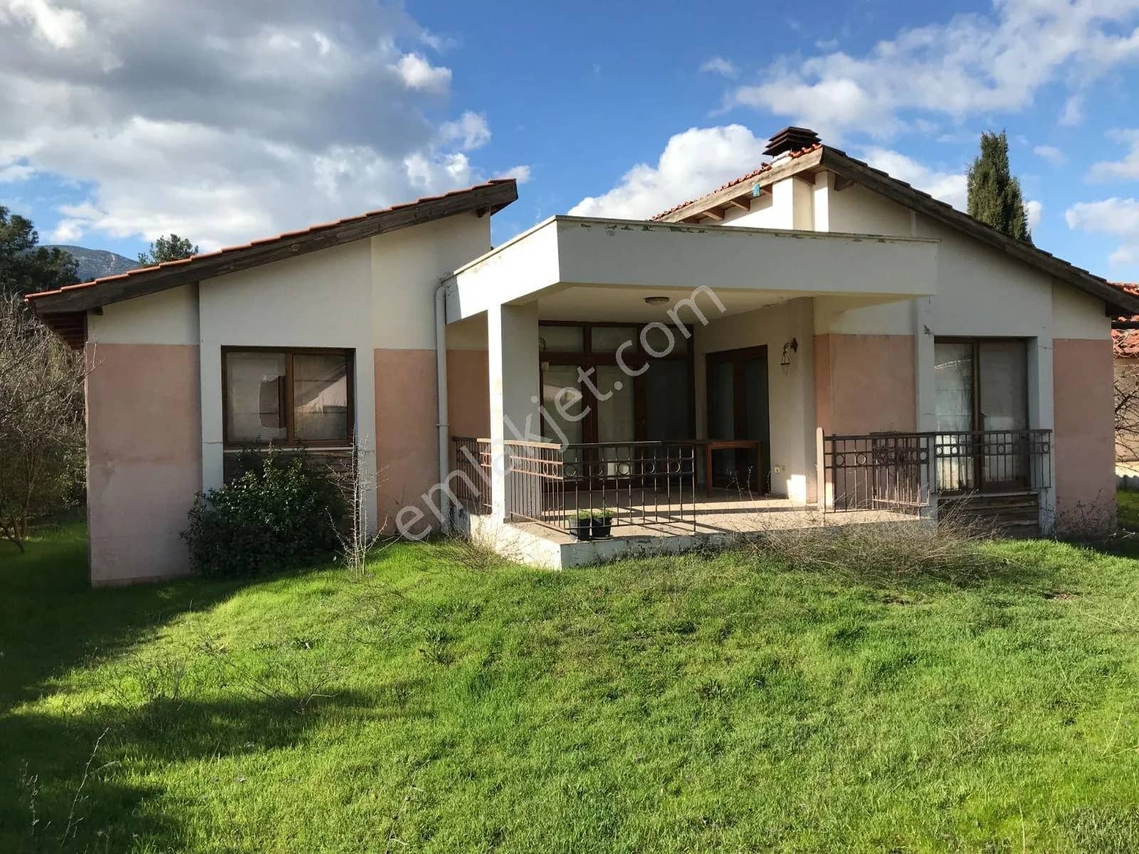 Bayatbademleri'nde Site İçi Havuzlu Güvenlikli Satılık Villa