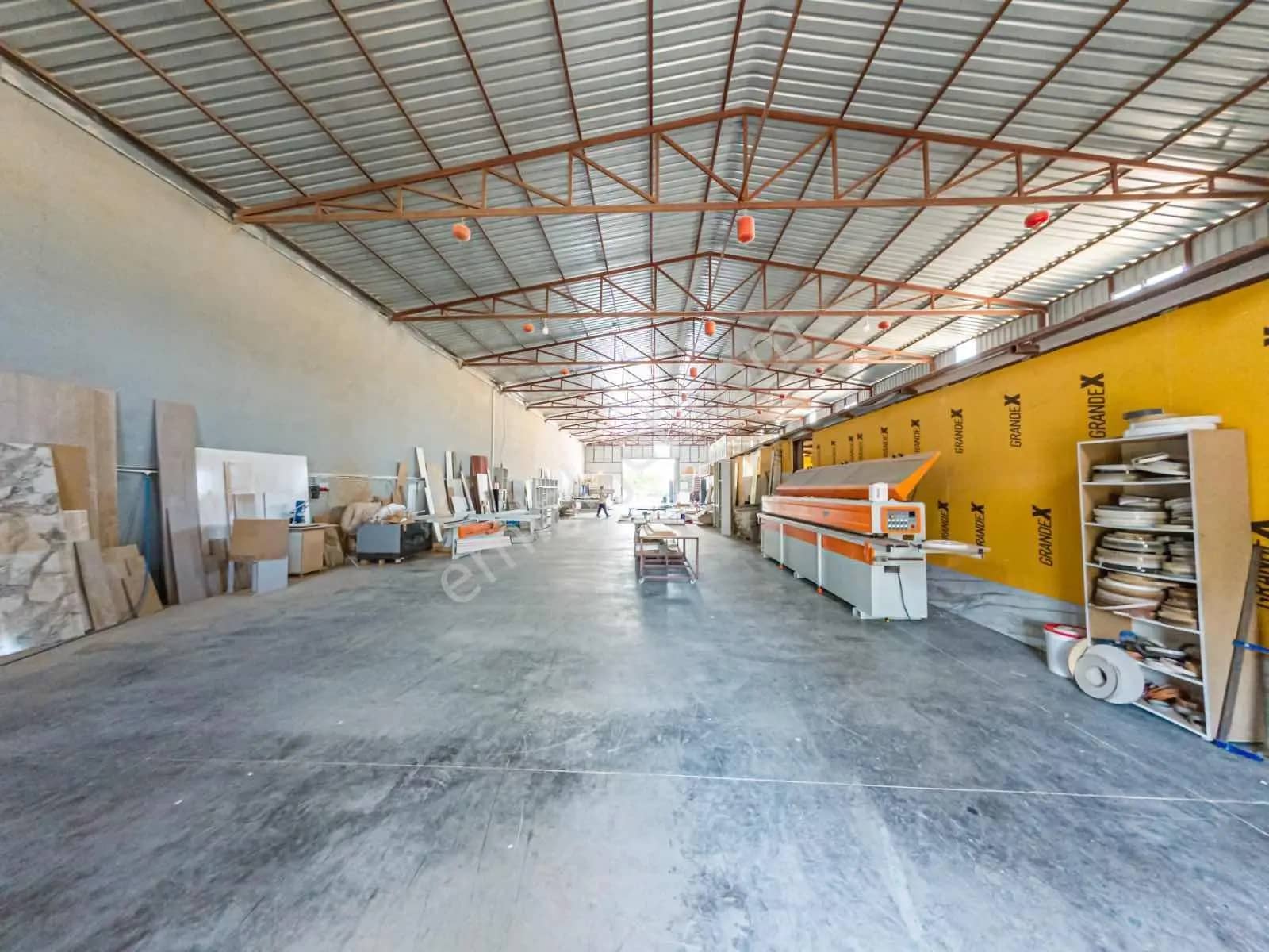 Yenigöl'de 950 M2 Devren Kiralık Mobilya Fabrikası