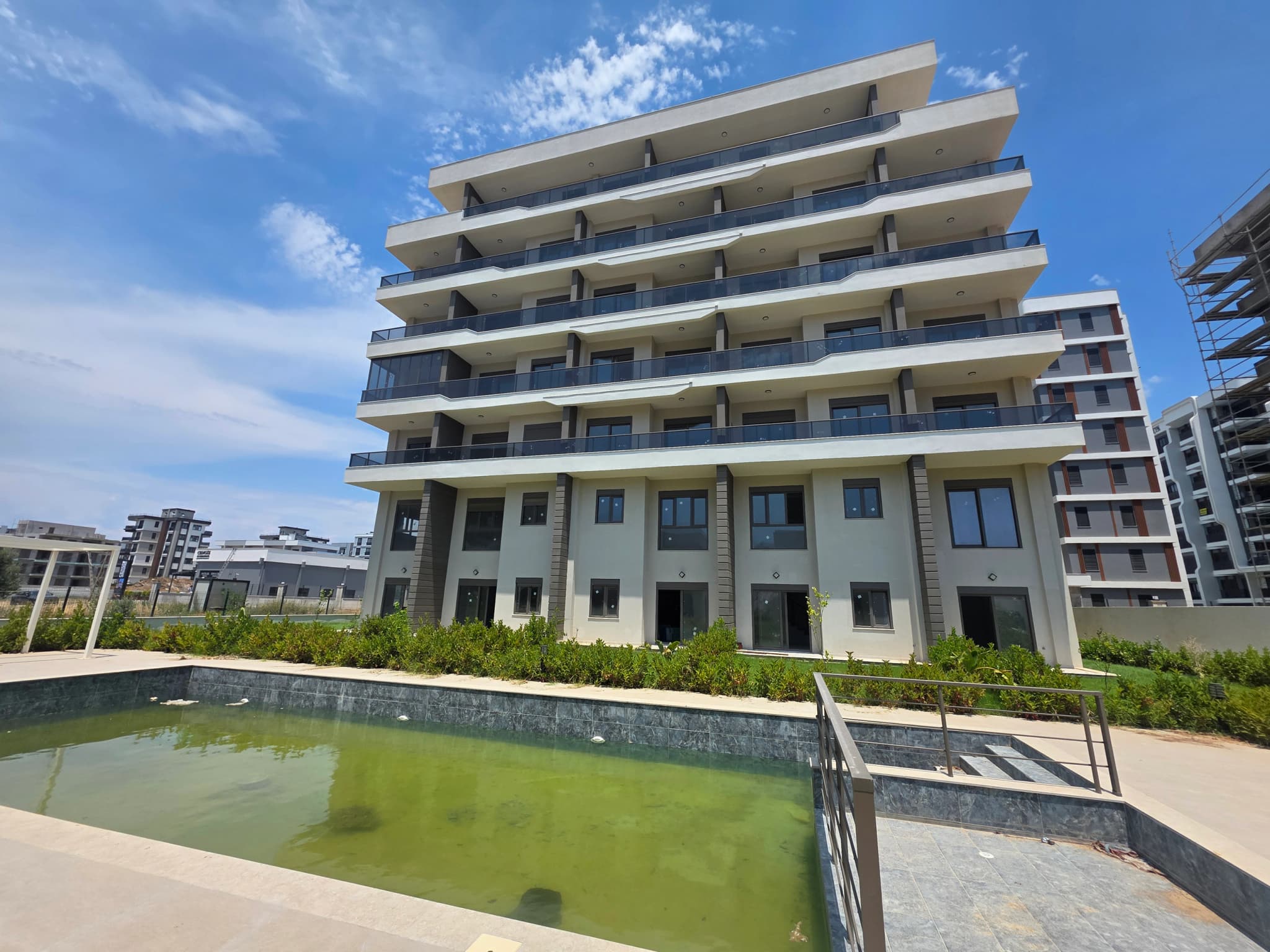 Altıntaş'da kapalı otoparklı,havuzlu sitede arakat iskanlı altyapılı 1+1