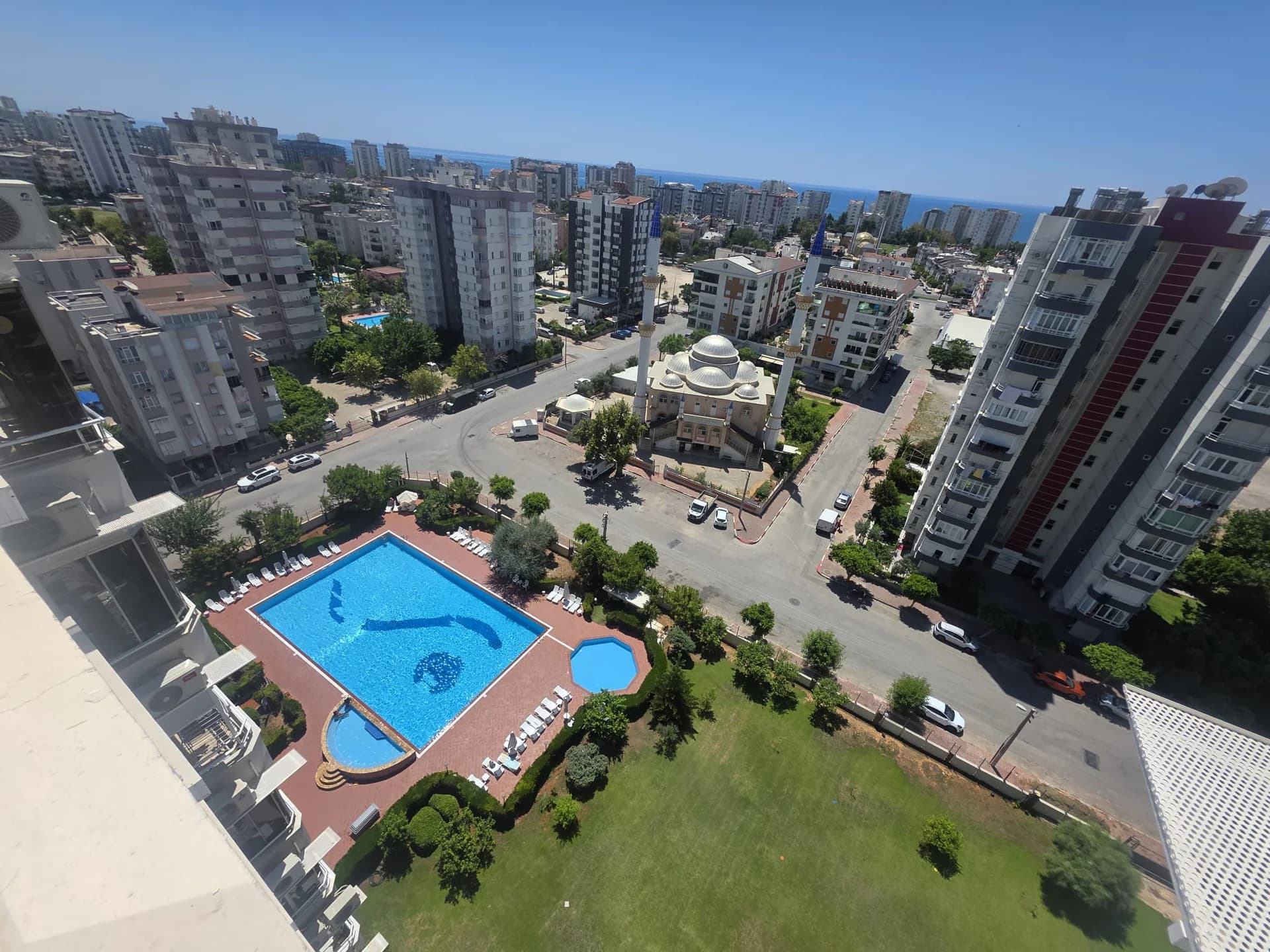 ÇAĞLAYAN'DA DENİZ MANZARALI HAVUZLU GÜVENLİKLİ SİTE İÇİ ARAKAT 3+1
