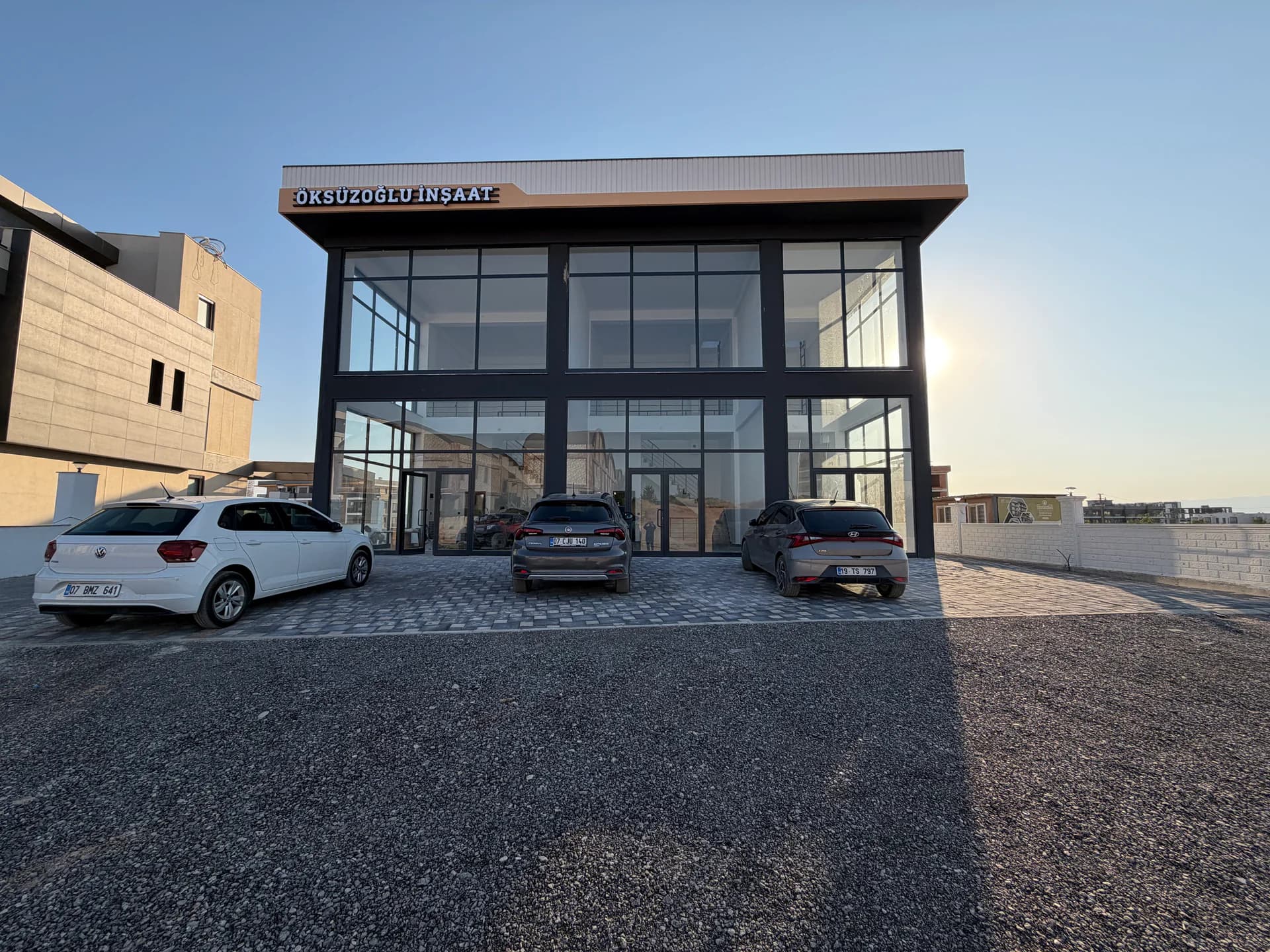 ANA CADDE ÜZERİ YAN YANA 3 DÜKKAN KURUMSALA KİRALIK