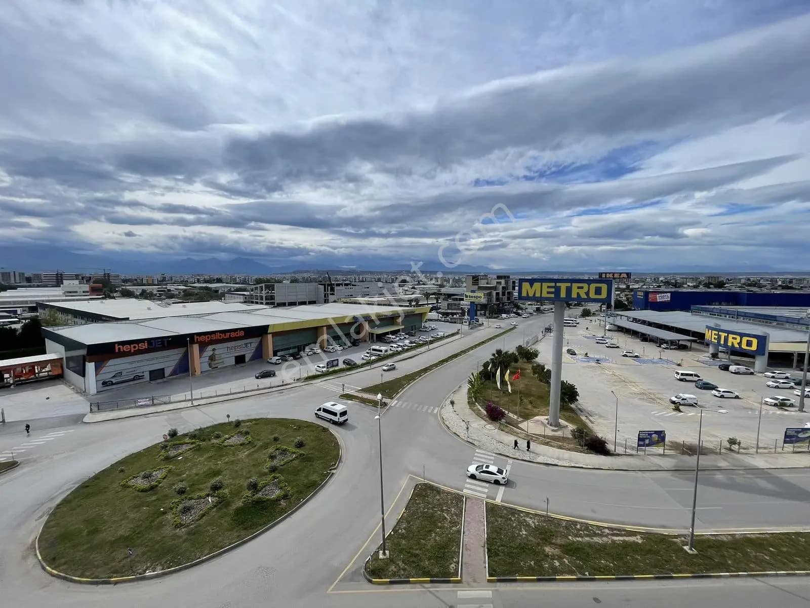 Altınova'da Prestijli Plazada Ofis Katı - Merkezi Lokasyon
