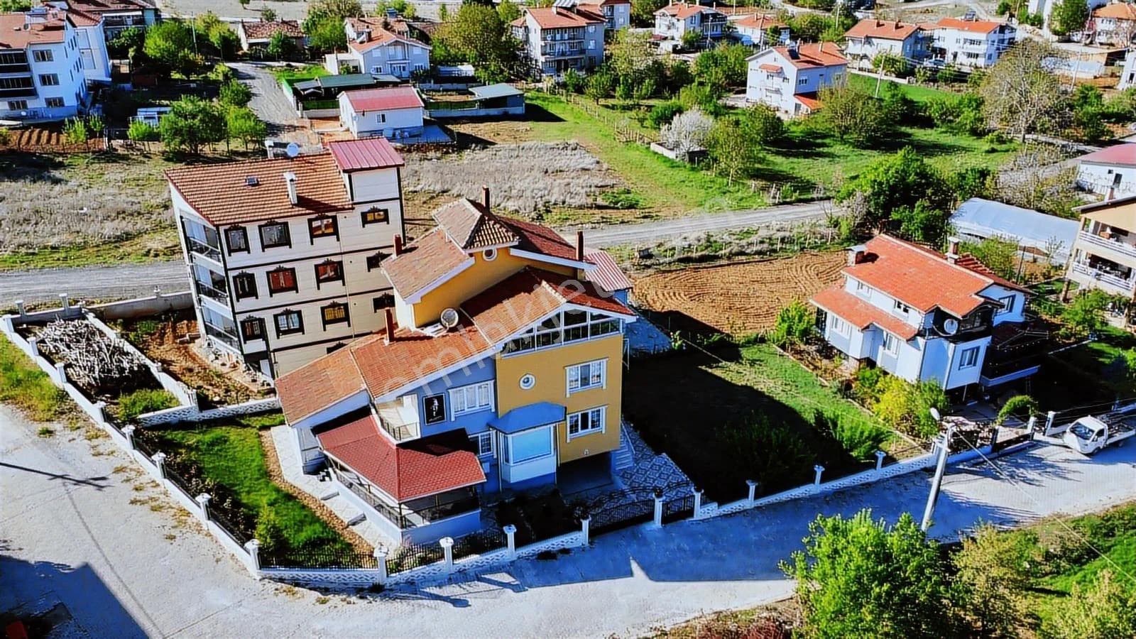 Banaz'da Emsalsiz Bahçeli 5+1 Forleks Satılık Masrafsız Villa