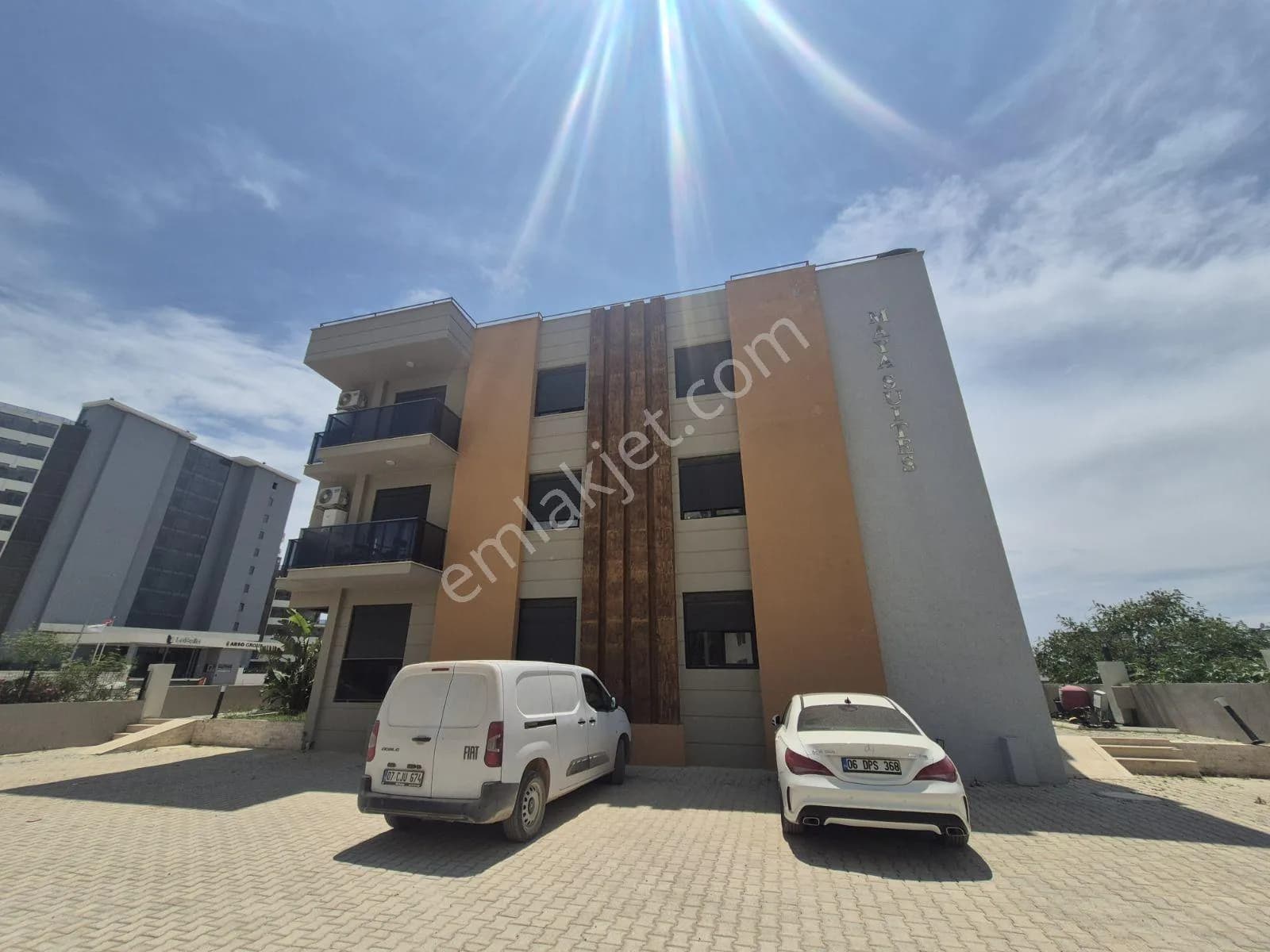 Havuz Başı , Bahçe Kullanımlı 1+1 Köşe Daire