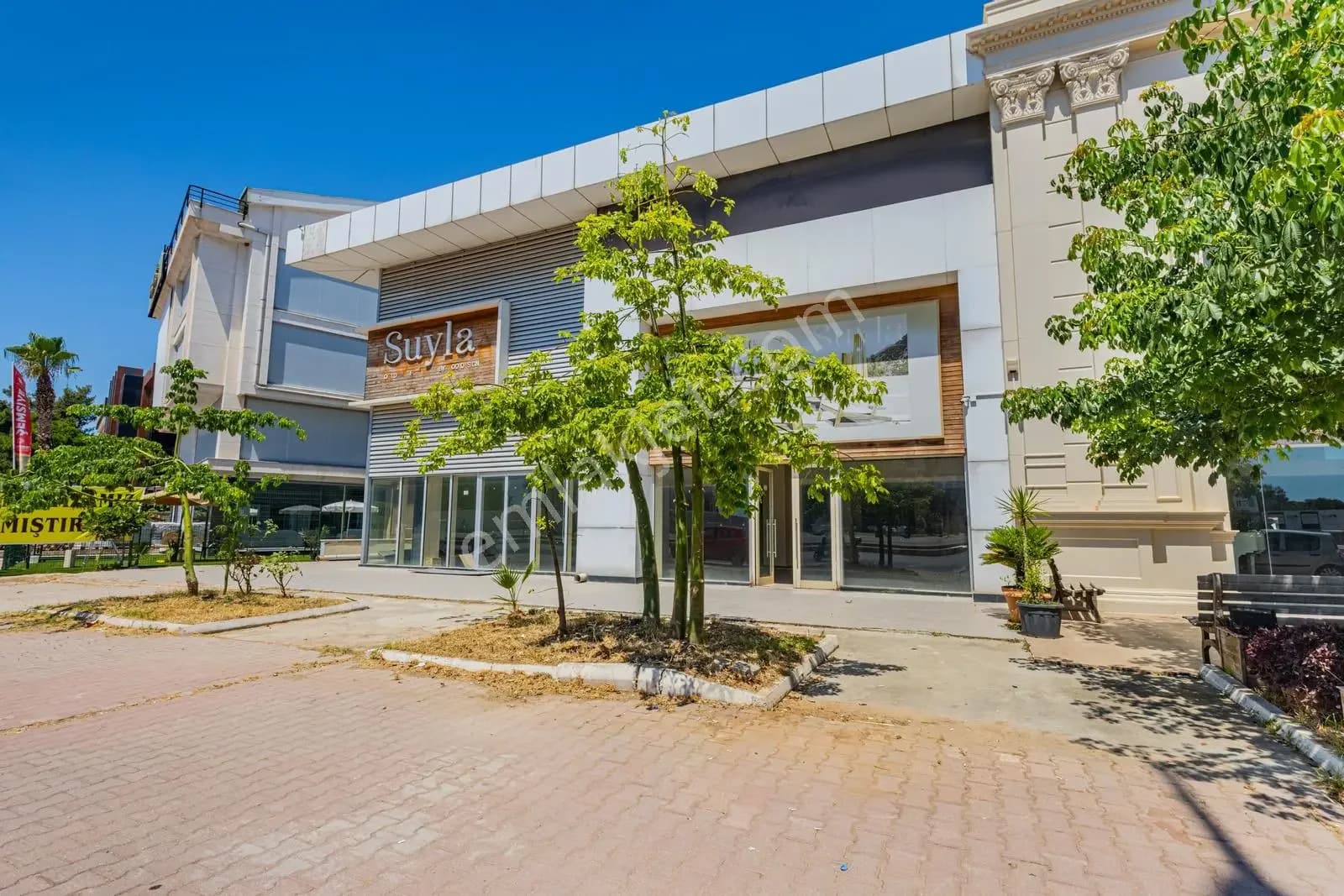 Aspendos Bulvarı'nda 2000 M2 Satılık Devasa İş Merkezi