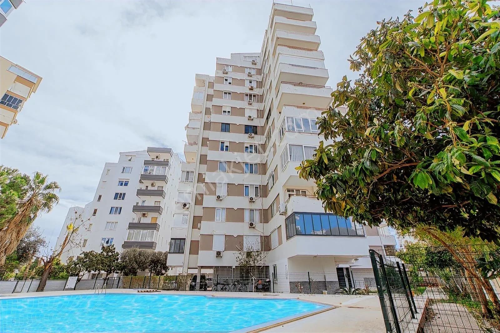 Yeşilbahçe'de Denize 5 Dk İçi Full Yapılı 3+1 180 M2 Satılık