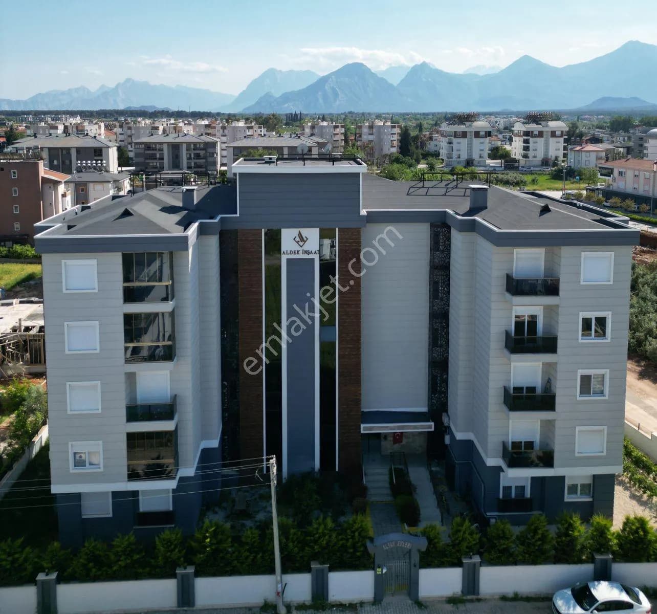 Döşemealtı Bahçeyaka'da Havuzlu Apartmanda 3+1 Daire