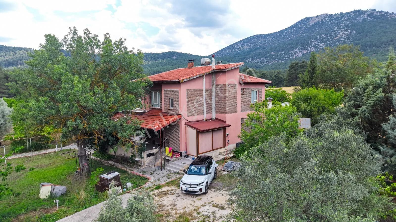 Bayatbademlerinde Müstakil Ev Ve Arsası Elektrik Yol Su Mevcut