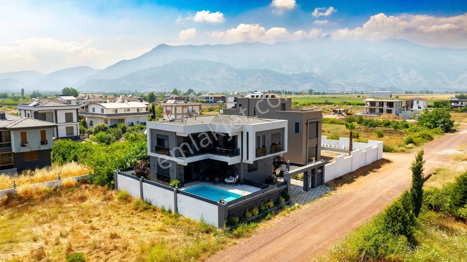 Döşemealtı'nda Yüzme Havuzlu Emsalsiz 4+1 Villa