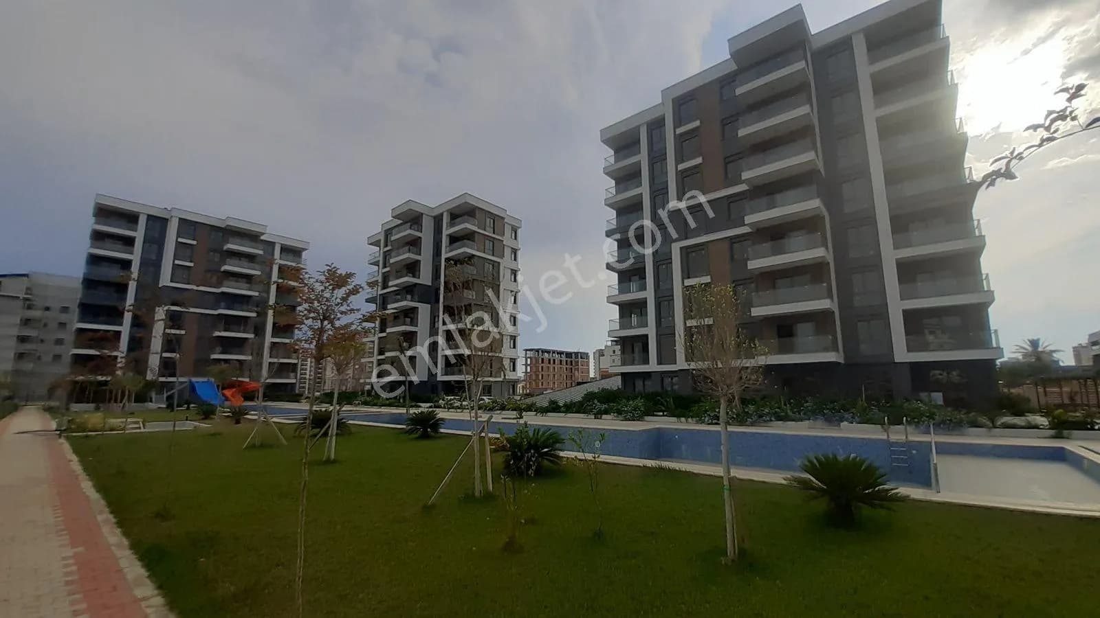 Yasemin Dönmez'den Site İçinde 2+1 Ayrı Mutfaklı Kiralık Daire