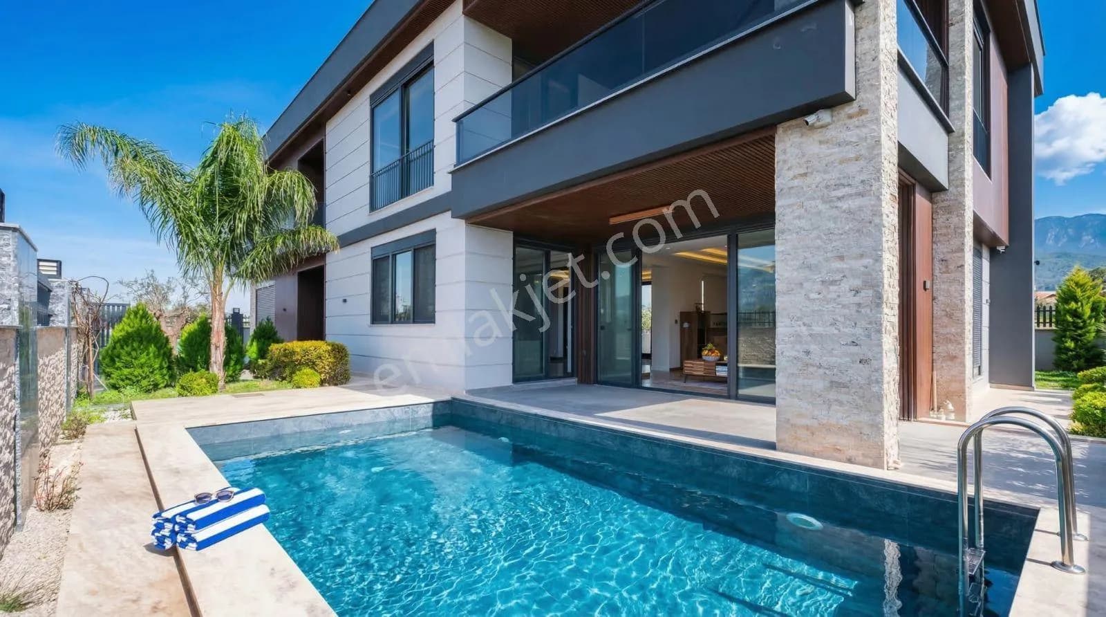 Altınkale Geniş Bahçeli Ve Kapalı Garajlı Özel Tasarım Villa