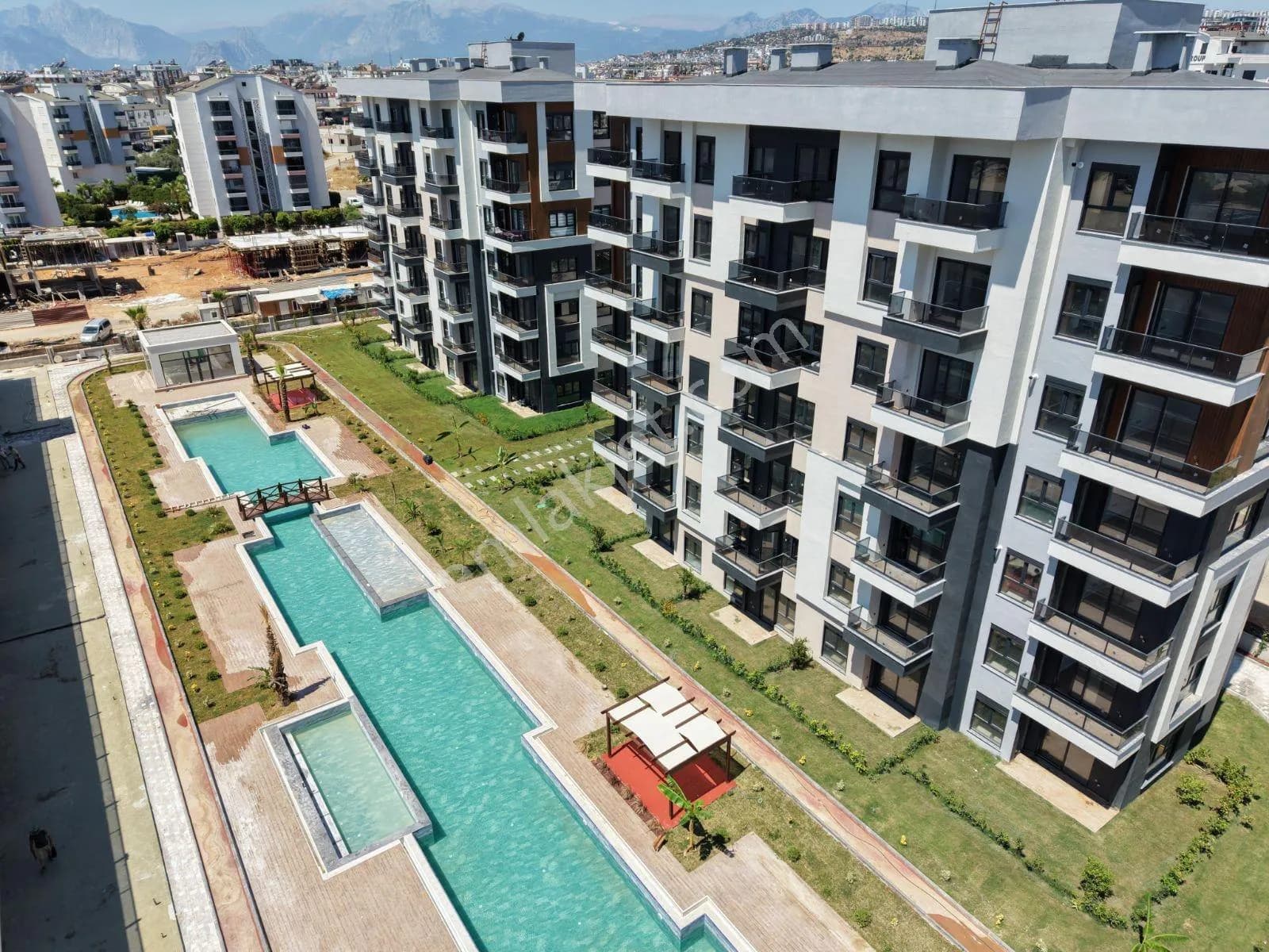 Ayşe Yenidoğan'dan Kepez Devlet Hastahanesi Karşısında Kiralık