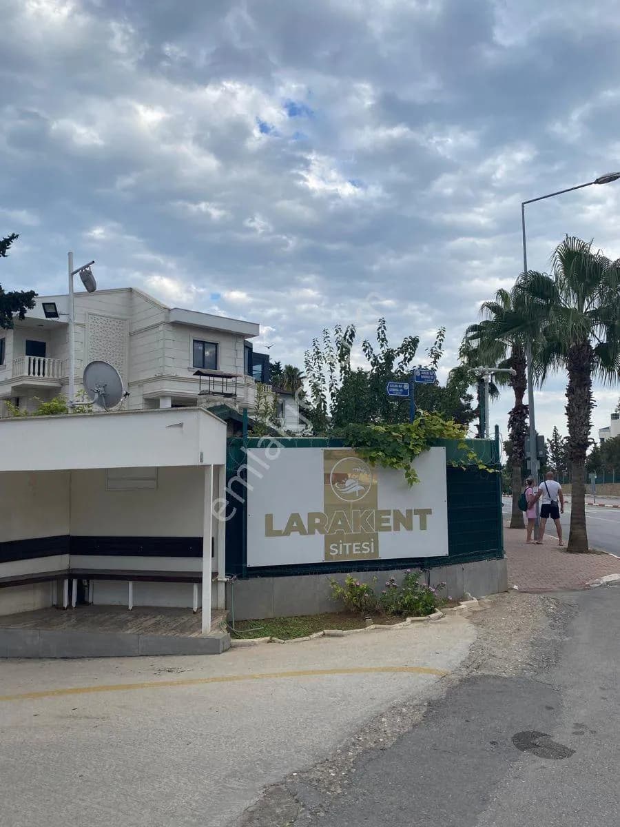 Lara Kent Sitesi'nde Kiralık 6+1 Müstakil Villa / Zu Vermieten