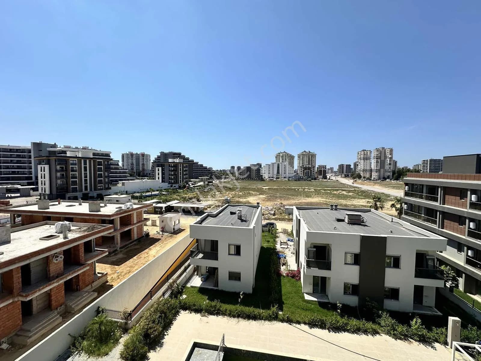 Altıntaş'ta İskanlı, Havuzlu Site İçinde Satılık Daire.