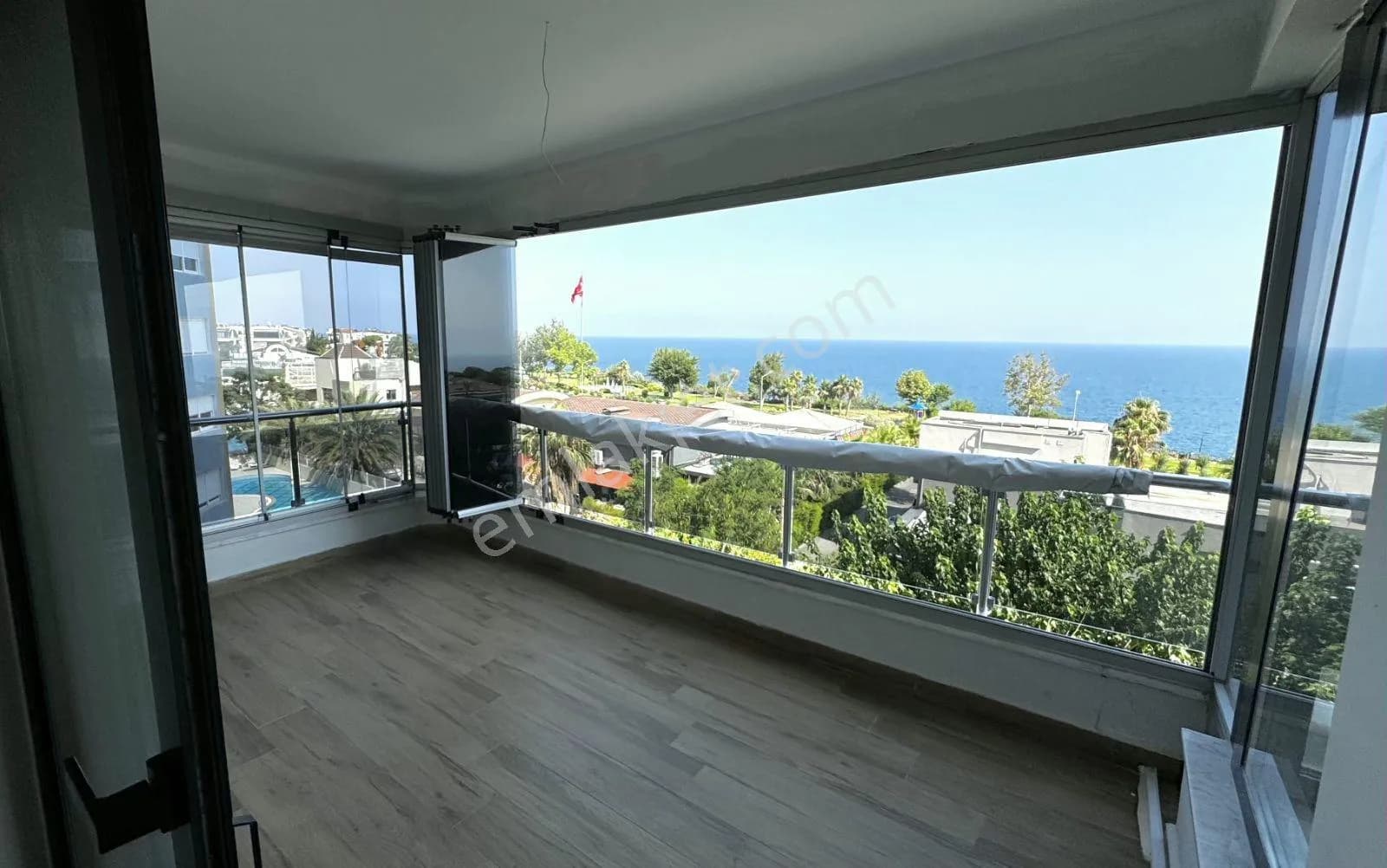 Fener'de Kiralık Full Deniz Manzaralı 260 M2 4+1 Havuzlu Site