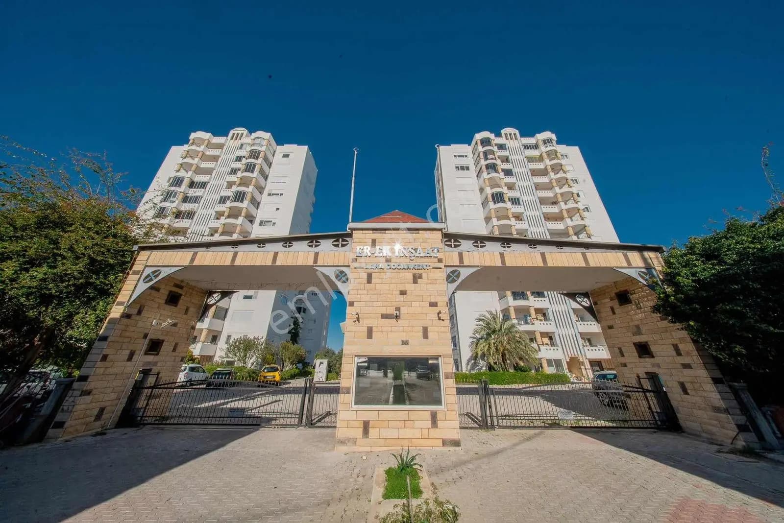 Kundu'da Deniz Manzaralı Havuzlu & Güvenlikli Site Arakat 3+1