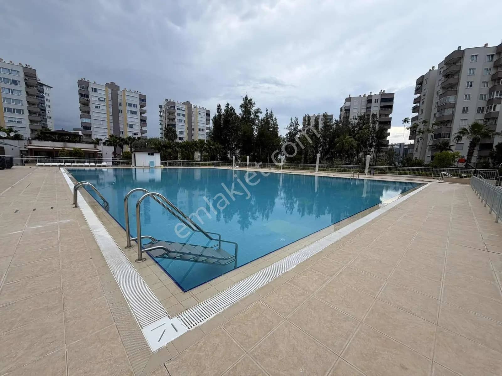Lara Acısu Sitesinde 7/24 Güvenlik Havuzlu Site İçi Arakat Daire ilan görseli