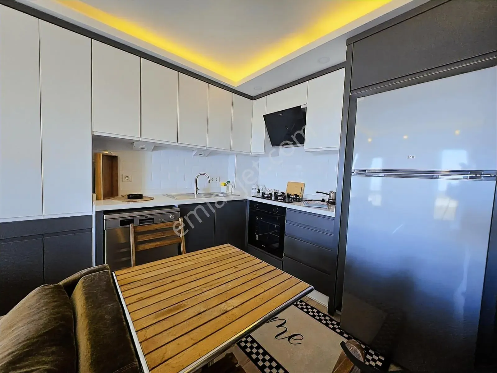 Altıntaş'da Havuzlu Temiz Eşyalı Deniz Manzaralı Arakat Daire — görsel 20