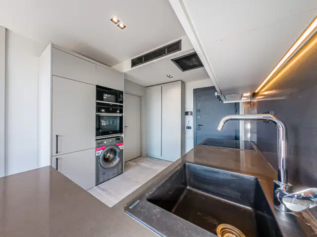 HAVALİMANI YAKINI LÜKS KONSEPT 1+1 SIFIR EŞYALI SATILIK DAİRE