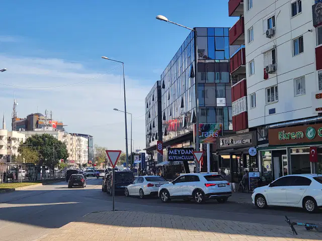 MEYDAN TRAMVAY DURAĞINDA TABELA DEĞERİ YÜKSEK İŞYERİ — görsel 19