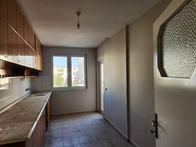 MEYDAN TRAMVAY DURAĞINDA TABELA DEĞERİ YÜKSEK İŞYERİ — görsel 9