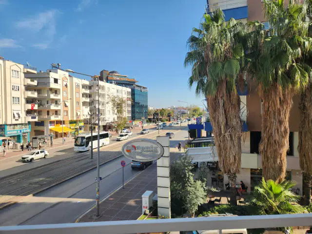 MEYDAN TRAMVAY DURAĞINDA TABELA DEĞERİ YÜKSEK İŞYERİ — görsel 5