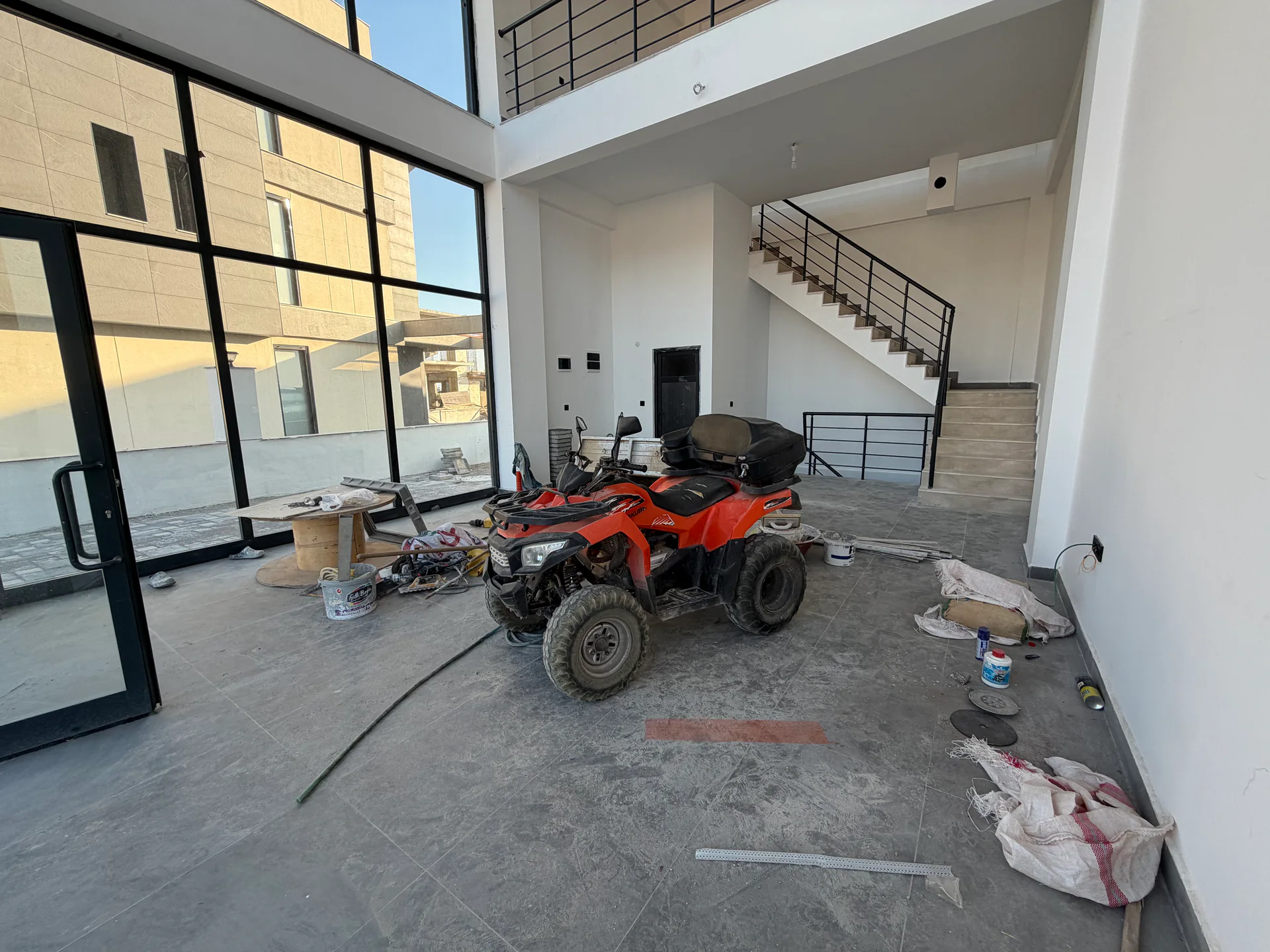 ALTINTAŞ’TA ANA CADDE ÜZERİ YAN YANA 3 DÜKKAN KURUMSALA KİRALIK — görsel 2