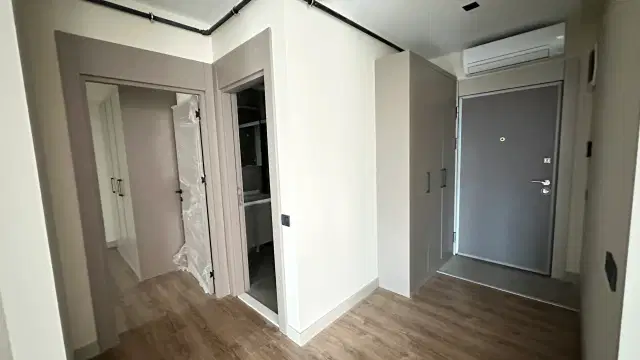 BARINAKLARDA DENİZE 100 M KAPALI OTOPARKLI SIFIR BİNA 2+1 DAİRE — görsel 7