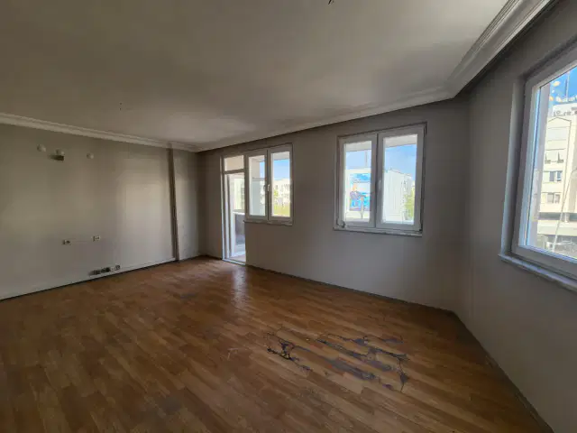 MEYDAN TRAMVAY DURAĞINDA TABELA DEĞERİ YÜKSEK İŞYERİ — görsel 33