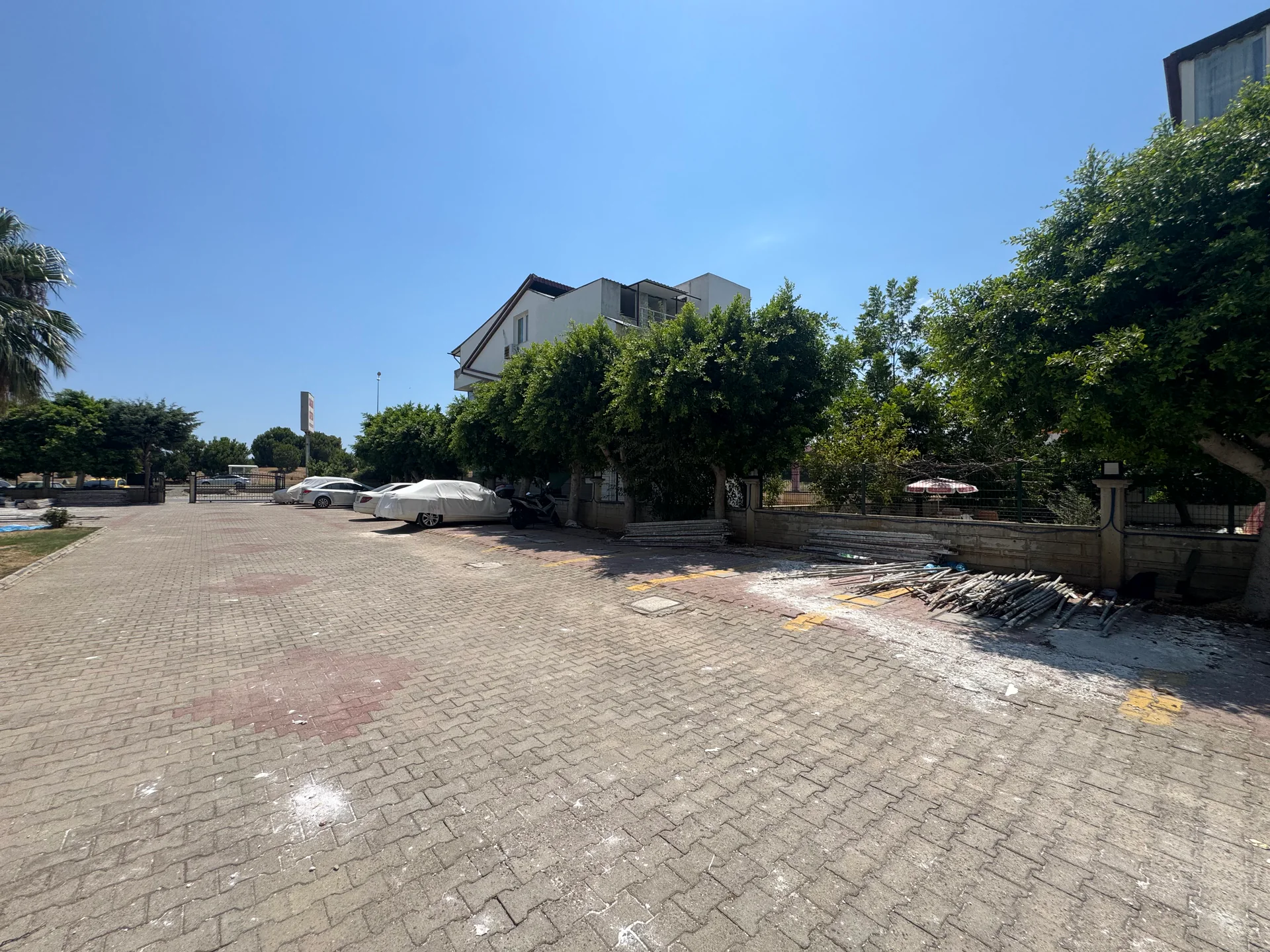 GÜZELOBA DA DENİZE ÇOK YAKIN SİTE İÇİ 3+1 SATILIK DAİRE — görsel 2