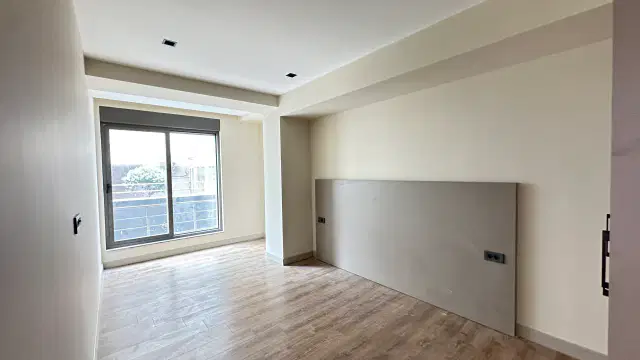 BARINAKLARDA DENİZE 100 M KAPALI OTOPARKLI SIFIR BİNA 2+1 DAİRE — görsel 14