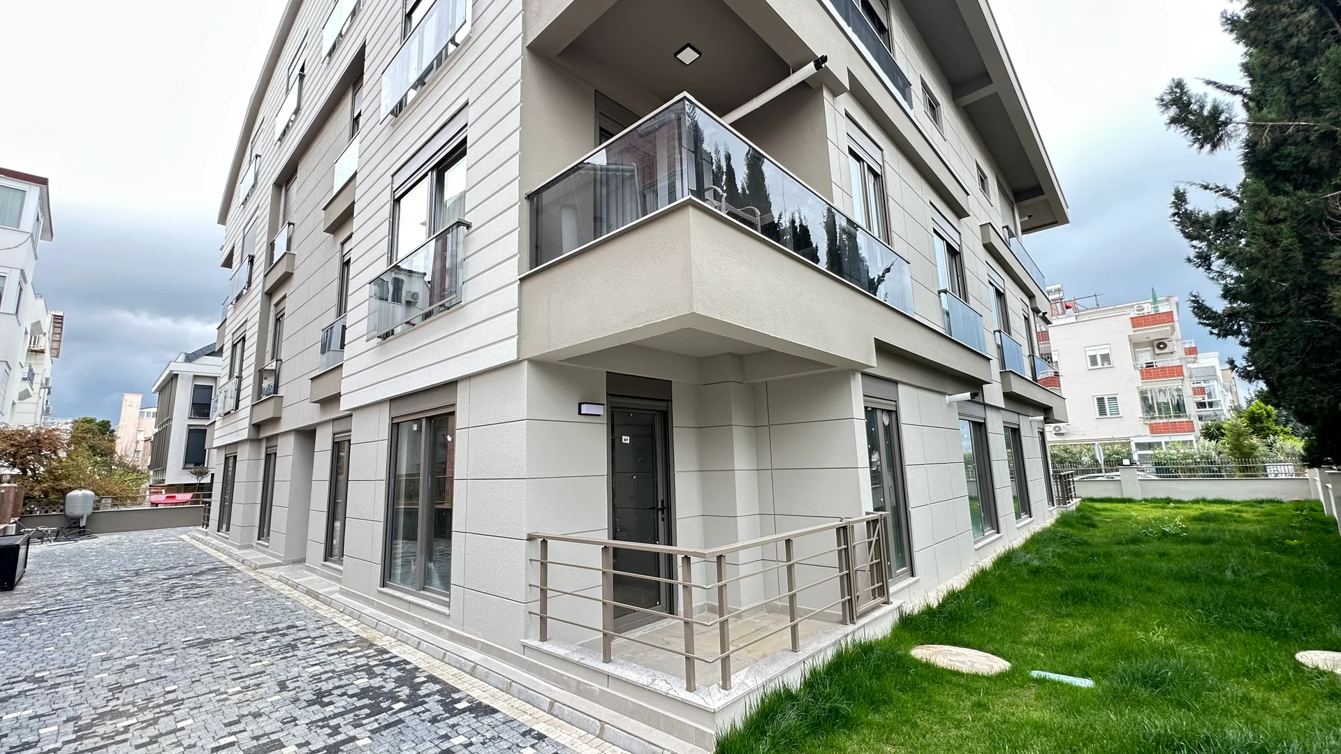 BARINAKLARDA DENİZE 100 M KAPALI OTOPARKLI SIFIR BİNA 2+1 DAİRE — görsel 2