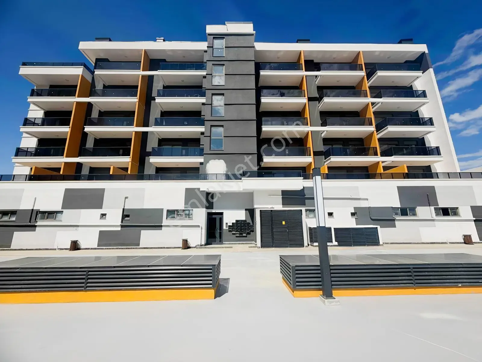 Altıntaş'ta Havuzlu Site İçinde Arakat 1+1 Kiralık Daire — görsel 2