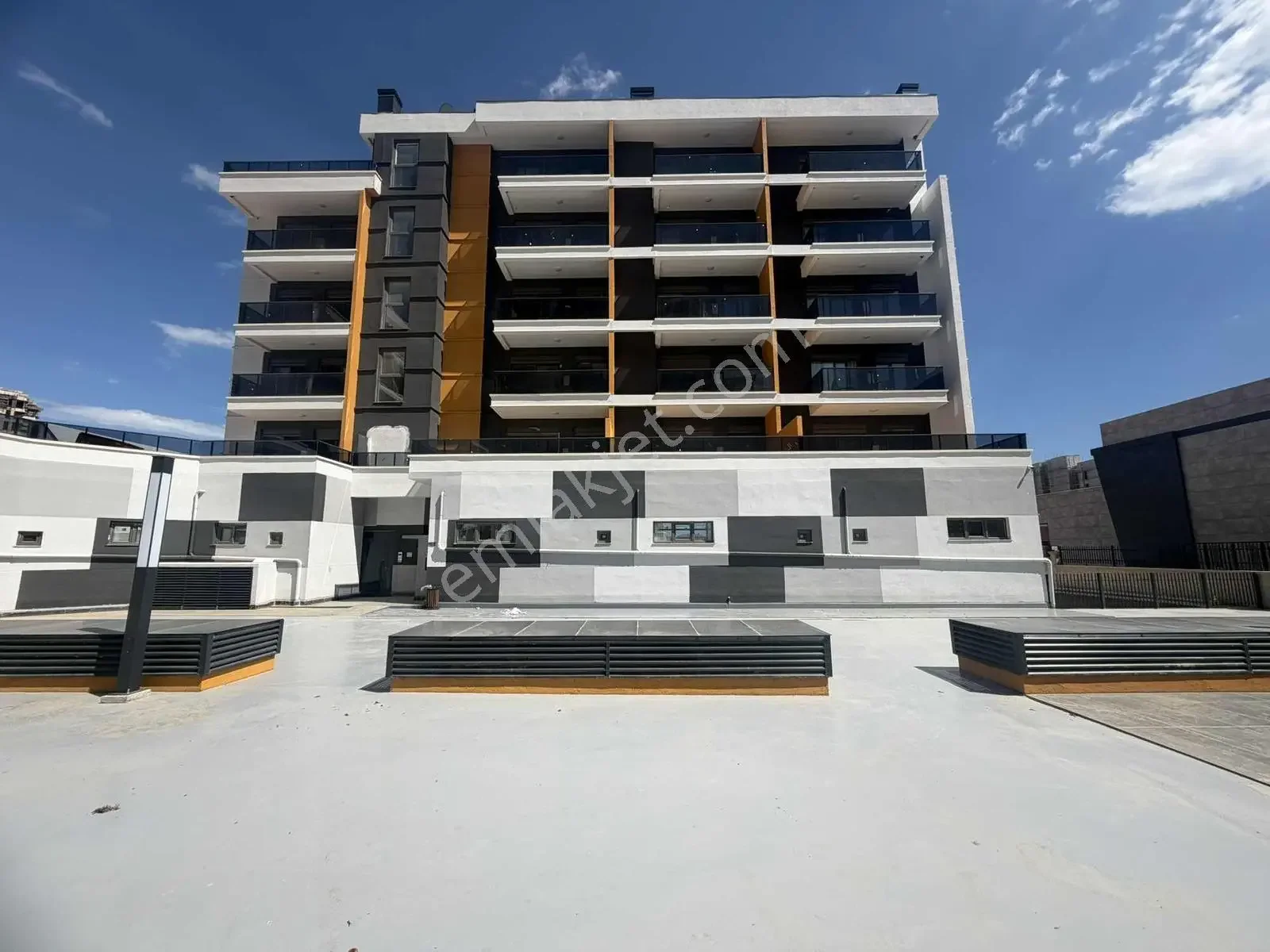 Altıntaş'ta Havuzlu Site İçinde Arakat 1+1 Kiralık Daire — görsel 3
