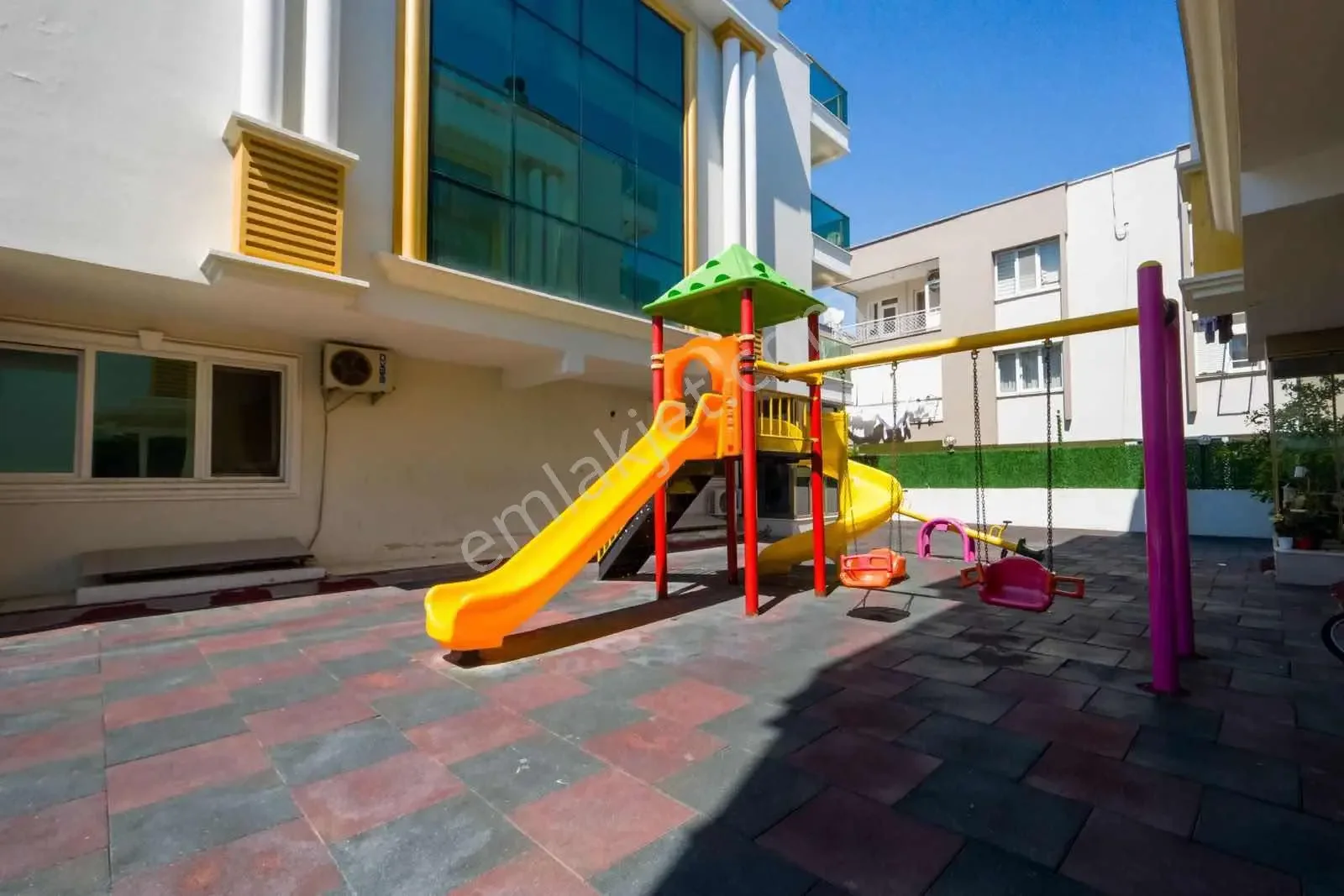 Havuzlu Kap.otoparklı Site İçerisinde Yatırımlık 2+1 Bahçe Katı — görsel 4