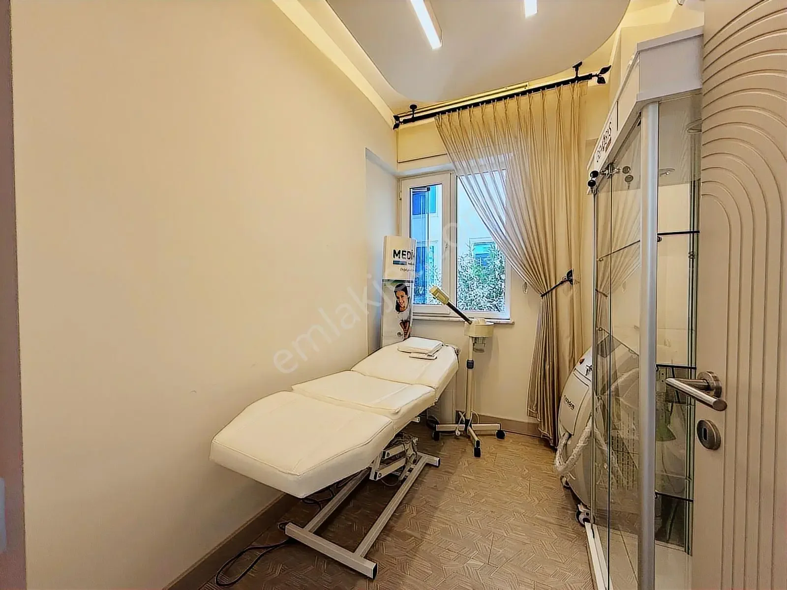 Fener'de İyi Lokasyonda Full Tadilatlı Kiralık Ofis (açıklama) — görsel 2