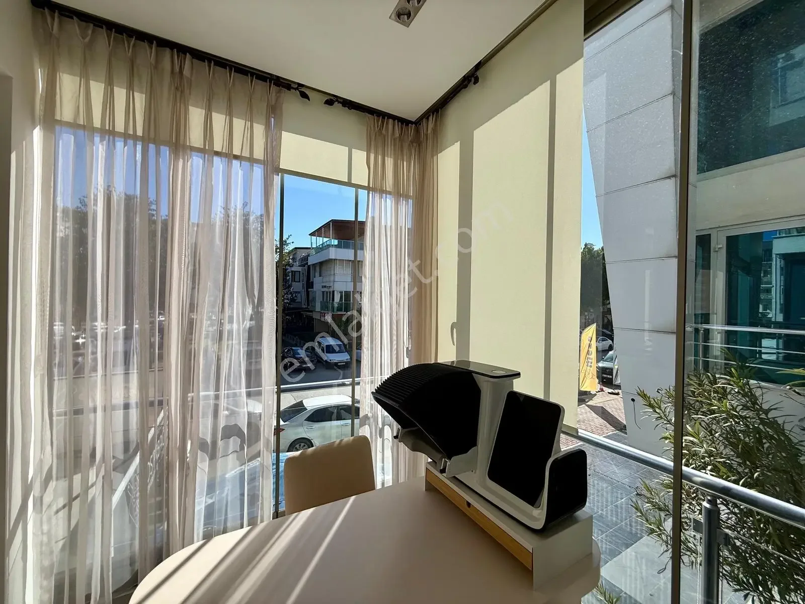 Fener'de İyi Lokasyonda Full Tadilatlı Kiralık Ofis (açıklama) — görsel 3