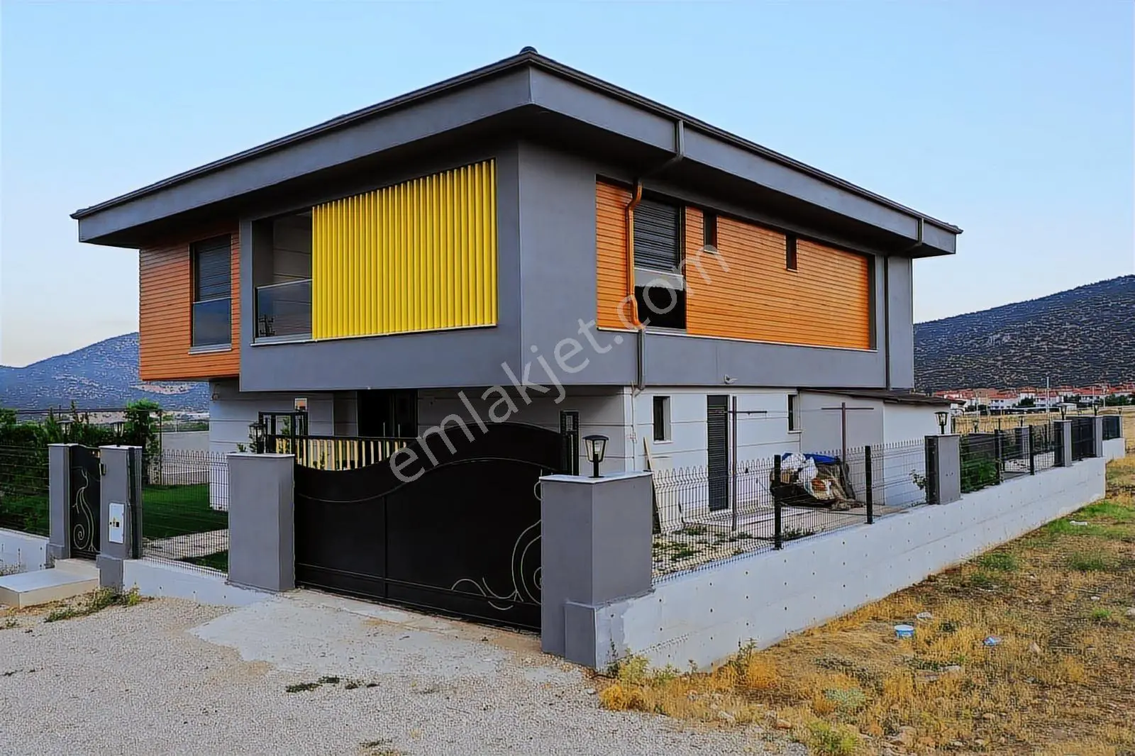 Korkuteli'nde Satılık 5+1 Donanımlı Ve Geniş Bahçeli Villa — görsel 2