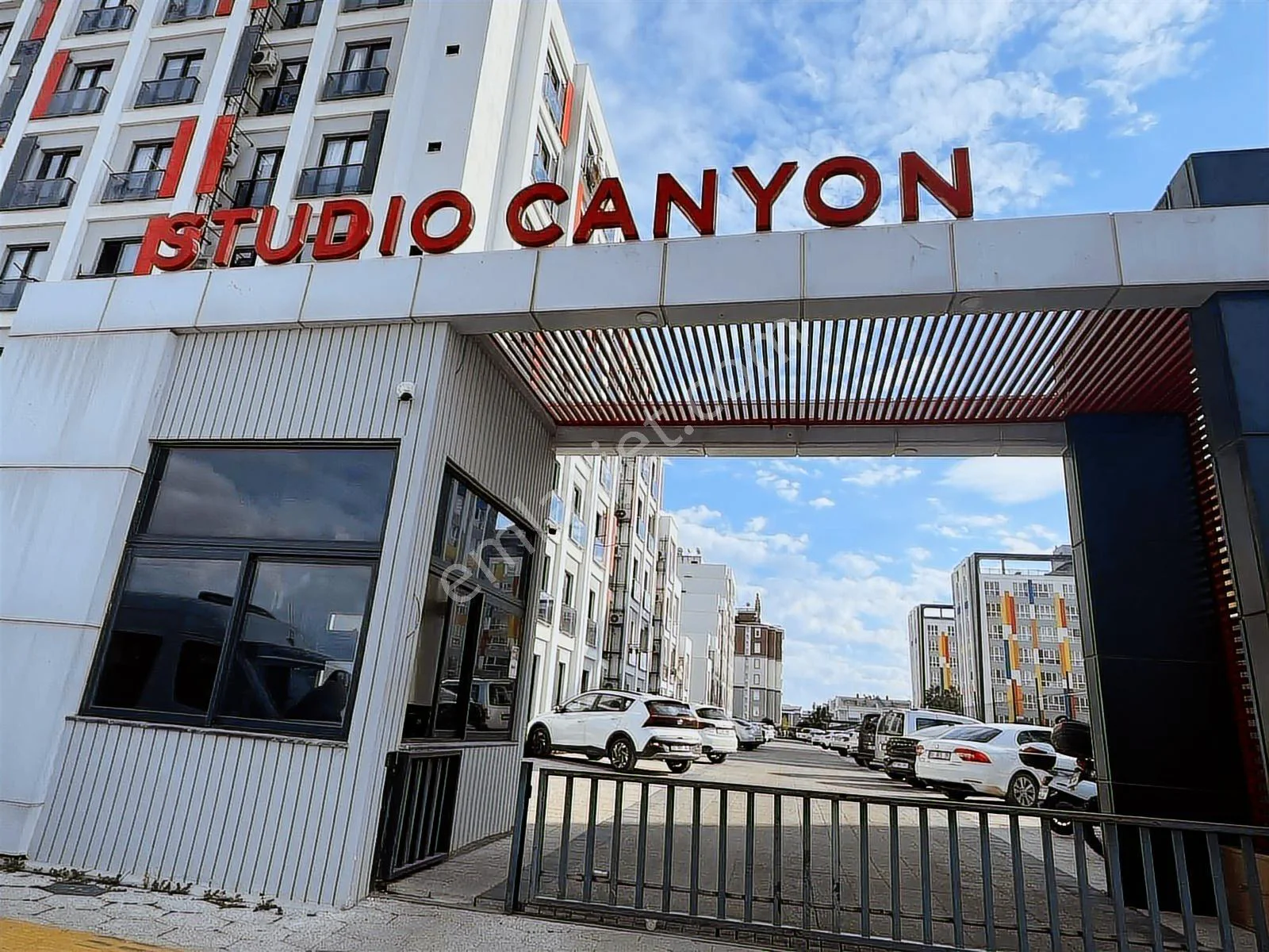 Canyon'da Eşyalı Köşe Havuz Cepheli Daire — görsel 1